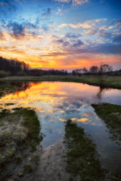 Bunter Himmel über dem grünen Feld