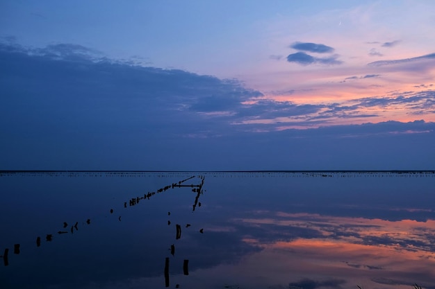 Bunter Himmel und buntes Wasser im Salzsee spiegelt sich im Sonnenuntergang