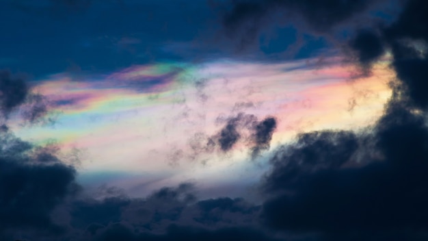 Bunter Himmel und Sonnenaufgang. Natürliche Landschaft