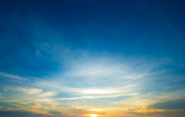 Bunter Himmel und Sonnenaufgang. Natürliche Landschaft