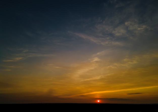 Bunter Himmel während der natürlichen Landschaft des orange und lila Sonnenuntergangs