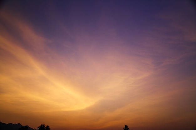 Bunter Himmel während des Sonnenuntergangs.