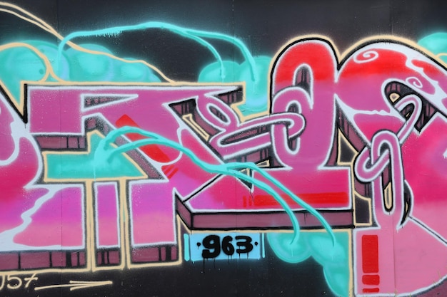 Foto bunter hintergrund der graffiti-malerei mit hellen aerosolstreifen an der metallwand