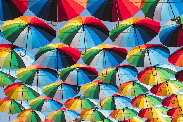 Foto bunter hintergrund von schönen regenschirmen gegen den blauen himmel