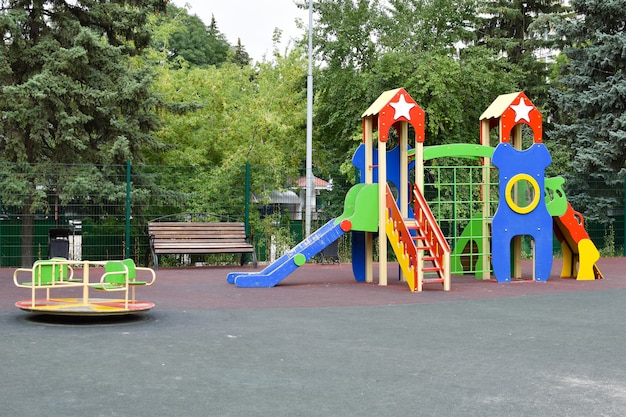 Bunter Kinderspielplatz im Freien. Einrichtungen für Kinderspiele.