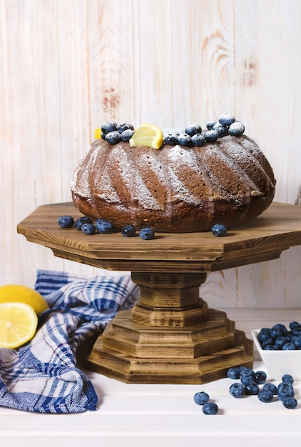 Bunter Kuchen der selbst gemachten Zitrone auf hölzernem Stand