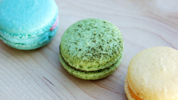 Bunter Kuchen macaron oder Makrone auf hölzernem Hintergrund.