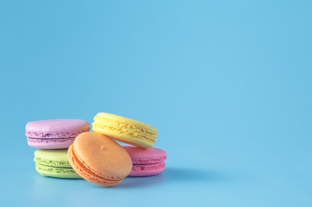 Bunter Macaron auf Blau