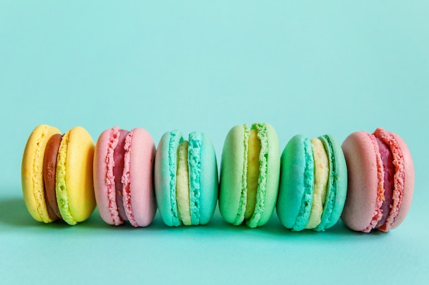 Bunter Macaron auf blauem Hintergrund