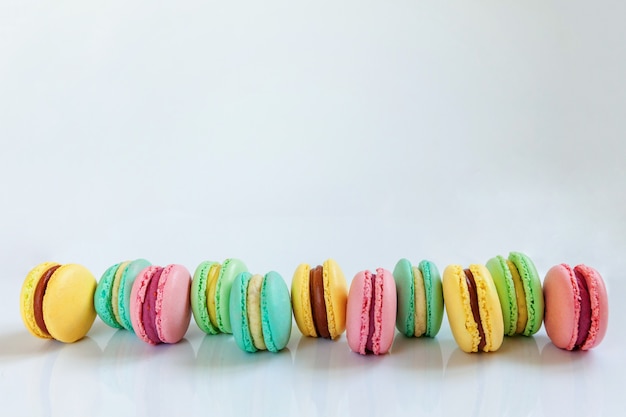 Bunter Macaron auf weißem Hintergrund