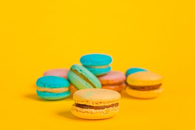 Bunter Macaron oder Makronendessert der süßen Mandel