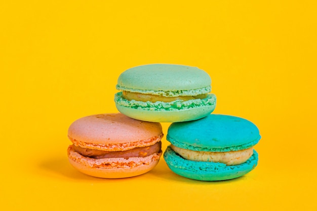 Bunter Macaron oder Makronendessert der süßen Mandel