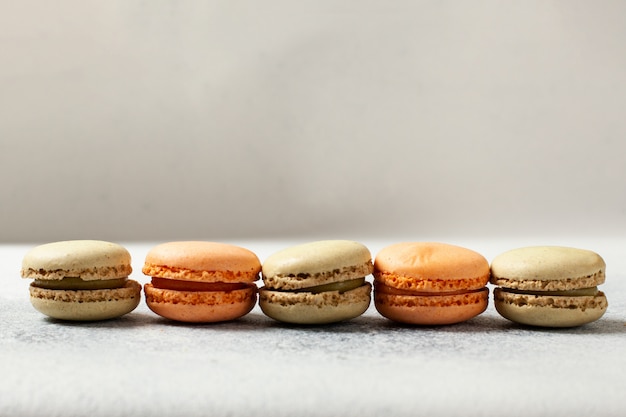 Bunter Macarons Kuchen auf weißem Betonhintergrund