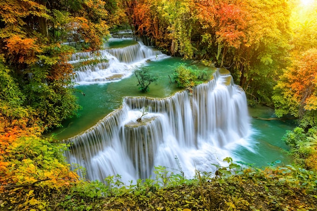 Bunter majestätischer Wasserfall im Wald des Nationalparks während des Herbstbildes