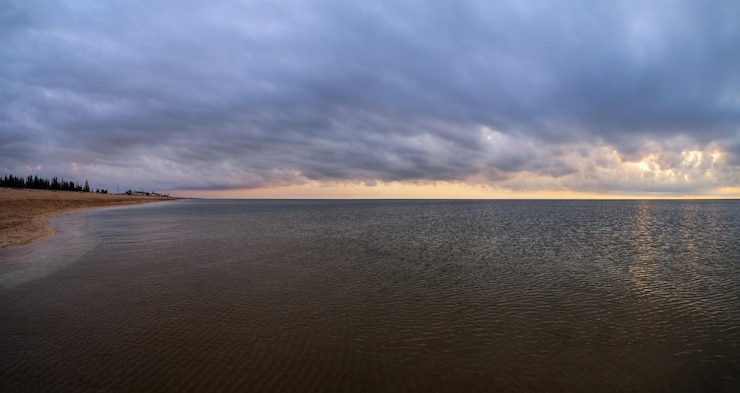 Foto bunter meeresstrand-sonnenaufgang