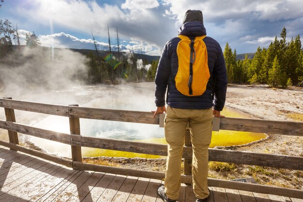 Bunter Morning Glory Pool - berühmte heiße Quelle im Yellowstone-Nationalpark, Wyoming, USA