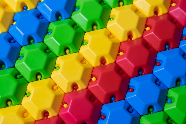 Bunter Plastikpuzzlespielerbauer. Kann als bunter Hintergrund verwendet werden