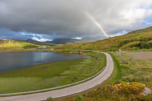 Bunter Regenbogen über der Straße nach Unstad auf den Lofoten