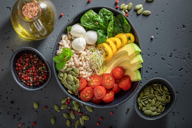 Bunter Salat als Mahlzeit für Menschen auf Diät