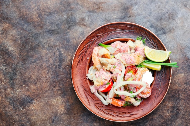 Bunter Salat aus Tintenfisch und Garnelen