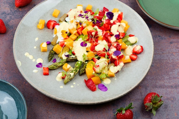 Bunter Salat mit Beeren und Spargel