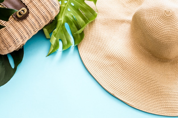 bunter Sommer mit Kokosnüssen und Strandhut