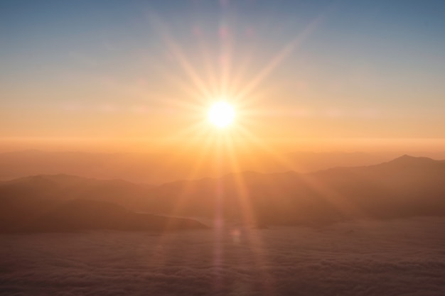 Foto bunter sonnenaufgang am horizont mit nebel am morgen