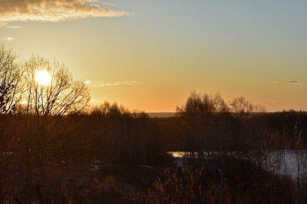 Bunter Sonnenaufgang der Sonne über einem schönen See