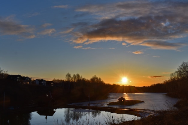 Bunter Sonnenaufgang der Sonne über einem schönen See