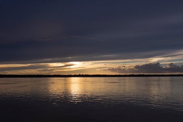 Bunter Sonnenuntergang am Amazonas im Regenwald Brasilien