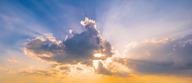 Bunter Sonnenuntergang am Himmel, Wolken und Sonnenstrahlen.