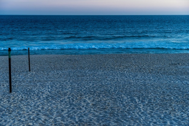 Bunter Sonnenuntergang an der Ozeanküste Sandstrand