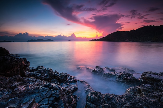 Bunter Sonnenuntergang auf dem Meer in Koh Wai-Insel, Trat-Provinz, Thailand.