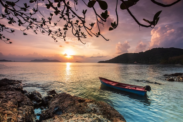 Bunter sonnenuntergang auf dem meer in koh wai-insel, trat-provinz, thailand.