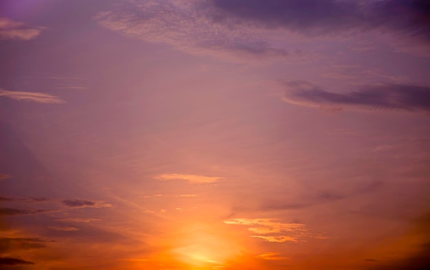 Bunter Sonnenuntergang-Dämmerungshimmel im schönen Moment in der Natur