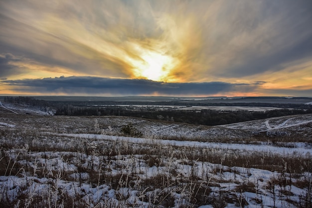 Bunter Sonnenuntergang im Feld