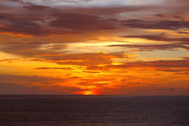 Bunter Sonnenuntergang im Indischen Ozean