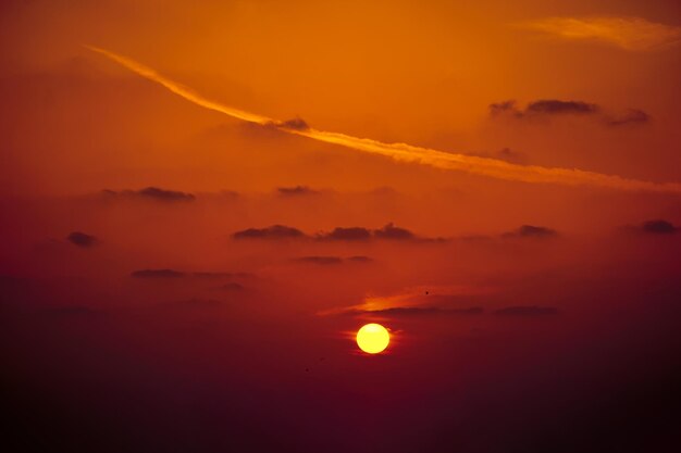 Bunter Sonnenuntergang mit Wolken