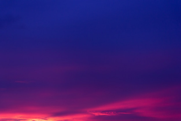 Bunter Sonnenuntergang mit Wolken