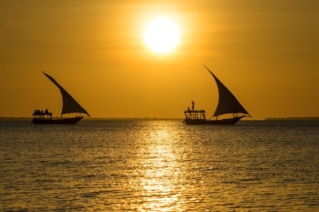 Bunter Sonnenuntergang über dem Ozean auf der tropischen Insel