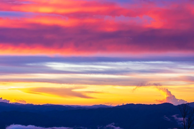 Bunter Sonnenuntergang über den Berghügeln Thailands