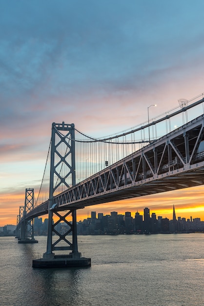 Bunter Sonnenuntergang über Schacht-Brücke