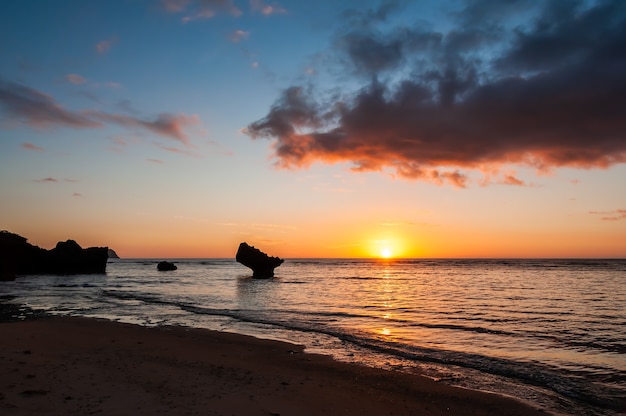 Bunter Sonnenuntergang und blauer Himmel