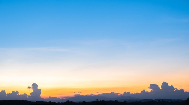 Bunter Sonnenuntergang und Sonnenaufgang mit Wolken Blaue und orange Farbe der Natur Viele weiße Wolken am blauen Himmel Das Wetter ist heute klar Sonnenuntergang in den Wolken Der Himmel ist Dämmerung