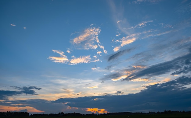 Bunter Sonnenuntergang und Sonnenaufgang mit Wolken Blaue und orange Farbe der Natur Viele weiße Wolken am blauen Himmel Das Wetter ist heute klar Sonnenuntergang in den Wolken Der Himmel ist Dämmerung