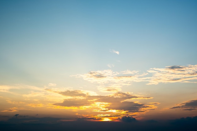 Bunter Sonnenuntergang und Sonnenaufgang mit Wolken Blaue und orange Farbe der Natur