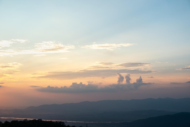 Bunter Sonnenuntergang und Sonnenaufgang mit Wolken Blaue und orange Farbe der Natur