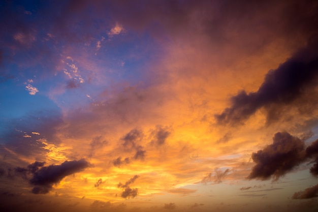 Bunter Sonnenuntergangshimmel über ruhiger Meeresoberfläche