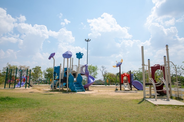 Bunter Spielplatz auf Yard im Park