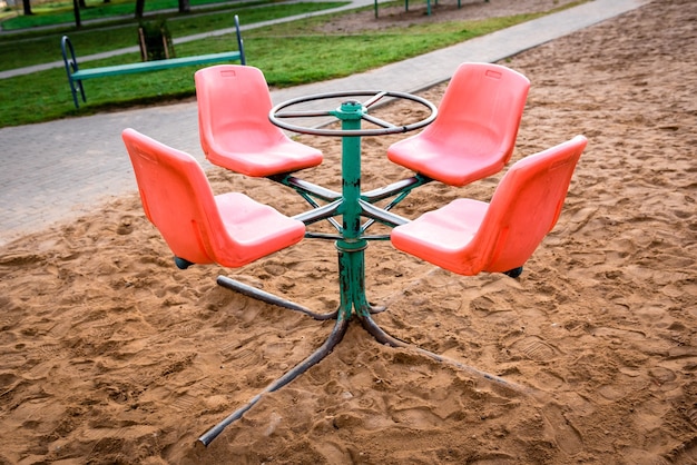 Bunter Spielplatz für Aktivitäten auf dem Sand im Park. Das Konzept der Kindheit des Stadtgebiets.